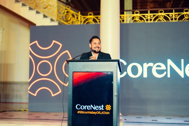 José Roberto Rodríguez Duque on stage presenting CoreNest in El Salvador